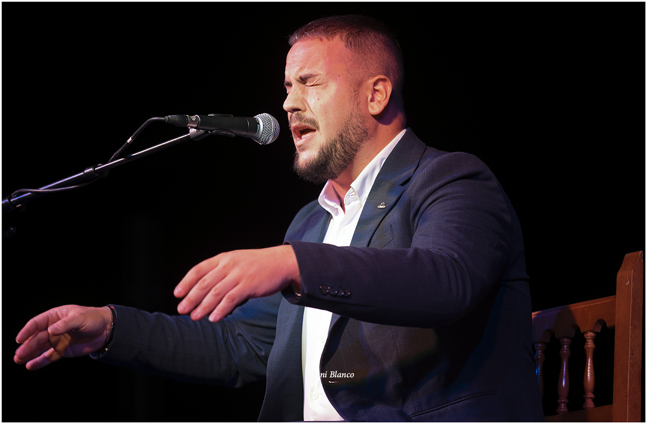 El Calabrés cantando